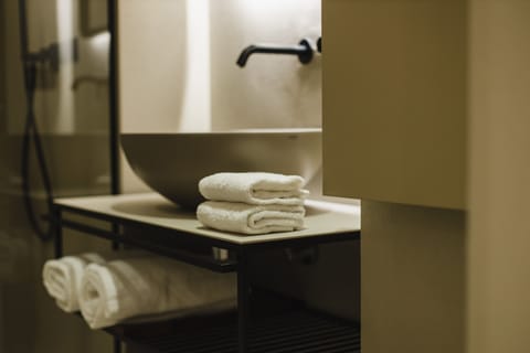 Traditional Suite | Bathroom | Shower, rainfall showerhead, hair dryer, slippers