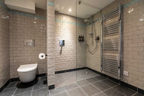 Captain's Suite | Bathroom | Shower, designer toiletries, hair dryer, bathrobes