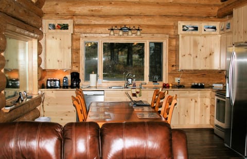 Anchor Point Captain Cook Lodge | Private kitchen | Full-size fridge, microwave, oven, stovetop