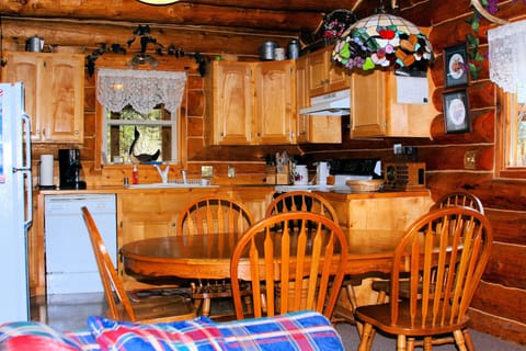 Wise Old Hunter Lodge | In-room dining