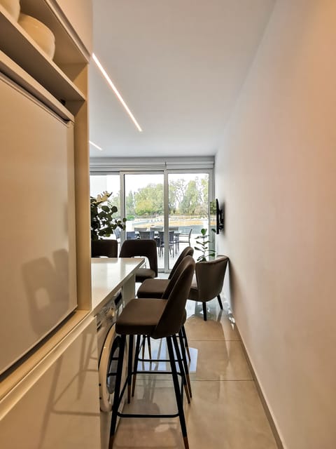 Deluxe Apartment | Private kitchen | Electric kettle, dining tables