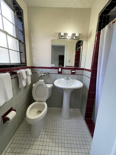 Basic Double Room | Bathroom | Towels