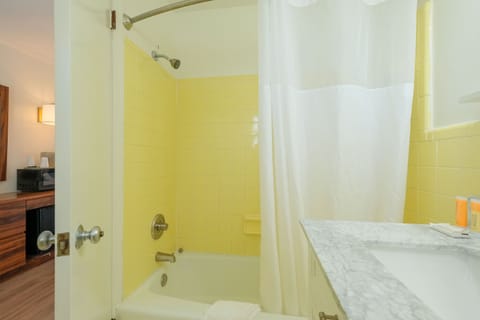 Traditional Room | Bathroom | Combined shower/tub, towels, soap, shampoo