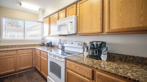 Condo, 2 Queen Beds, Patio | Private kitchen | Fridge, microwave, oven, stovetop