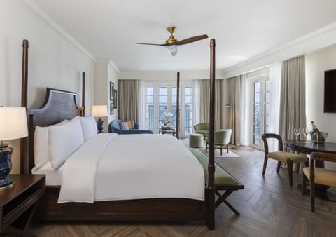 Junior Suite 1 King Oceant Front | Premium bedding, down comforters, pillowtop beds, minibar
