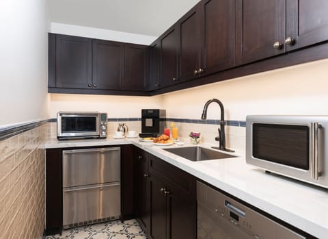 Suite, 1 King Bed, City View (Magnifique Duplex, historic views) | Private kitchenette | Coffee/tea maker, eco-friendly cleaning products