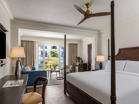 Magnifique 1 King, Plaza or Historic View | Premium bedding, down comforters, pillowtop beds, minibar