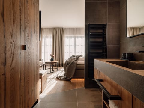 Family Room | Hypo-allergenic bedding, down comforters, minibar, in-room safe