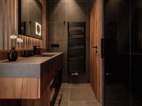 Basic Double Room | Bathroom | Hair dryer, bathrobes, slippers, heated floors