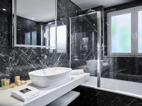 Luxury Double or Twin Room (Luxury) | Bathroom | Free toiletries, hair dryer, slippers, bidet