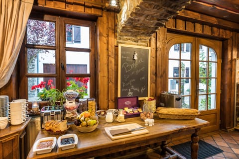 Daily buffet breakfast (EUR 18.5 per person)