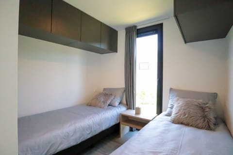 Cube Exclusif Plus 6 | Living area | 32-inch flat-screen TV with cable channels, TV