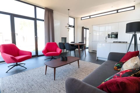 Cube Exclusif 4 | Living area | 32-inch flat-screen TV with cable channels, TV