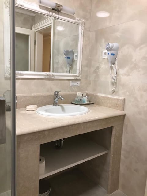 Deluxe Double Room, 1 Bedroom, Garden View, Ground Floor | Bathroom | Shower, free toiletries, hair dryer, towels