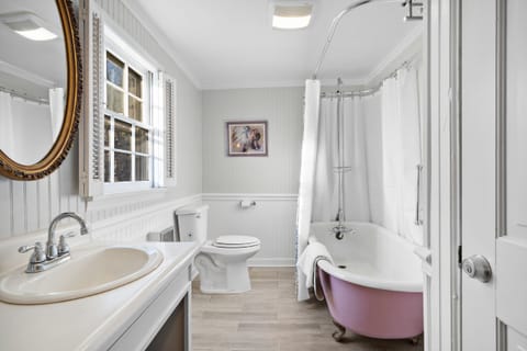 Room, 1 Queen Bed | Bathroom | Designer toiletries, hair dryer, towels, soap