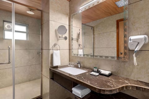 Combined shower/tub, rainfall showerhead, eco-friendly toiletries