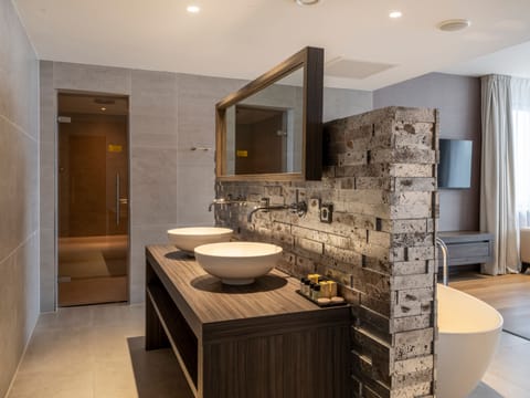 Executive Suite, Sauna | Bathroom | Separate tub and shower, free toiletries, hair dryer, towels