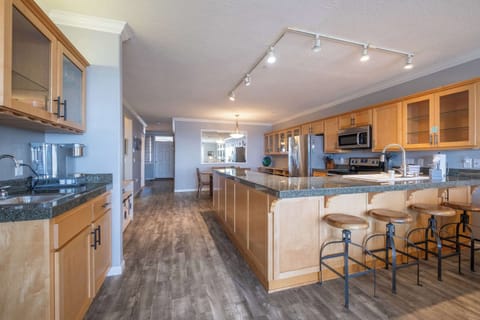 Thundering Sea, Breakfast Bar and Wet Bar