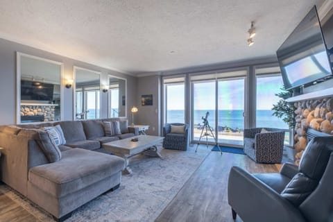 Thundering Sea, Gorgeous Oceanfront Views with Comfy Chaise Lounge Sofa