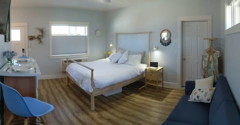 Queen bed & Sofa pull out for 3rd person