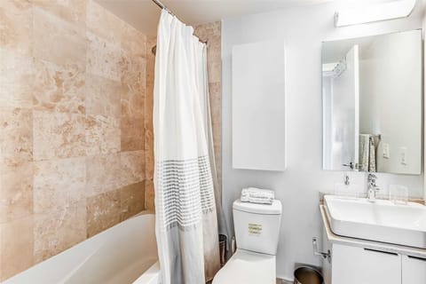 Grand Room | Bathroom | Bathtub, free toiletries, hair dryer, towels