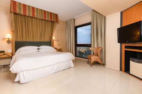 Executive Suite, 1 Bedroom, City View | Premium bedding, minibar, in-room safe, desk