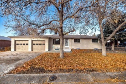 Nestled minutes away from Denver's major highways, with easy access to downtown Denver, Boulder, Golden, and the breathtaking Foothills. Copy & paste this link to view the 3D tour – t.ly/5DP8l