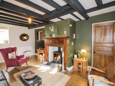 Cottage | Living room | Fireplace