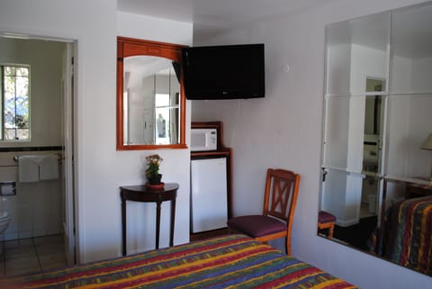 Comfort Single Room, 1 King Bed, Non Smoking | Desk, iron/ironing board, free WiFi, bed sheets