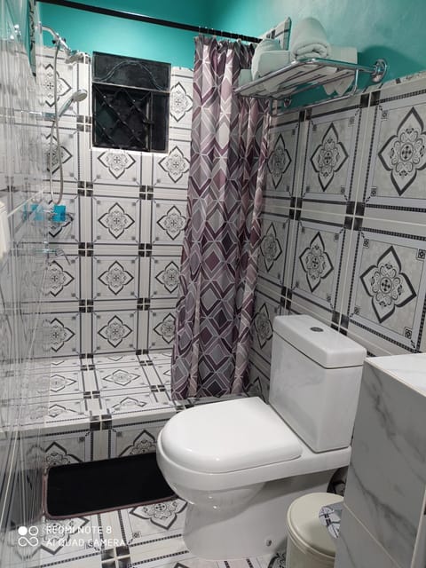 Deluxe Triple Room | Bathroom | Shower, towels
