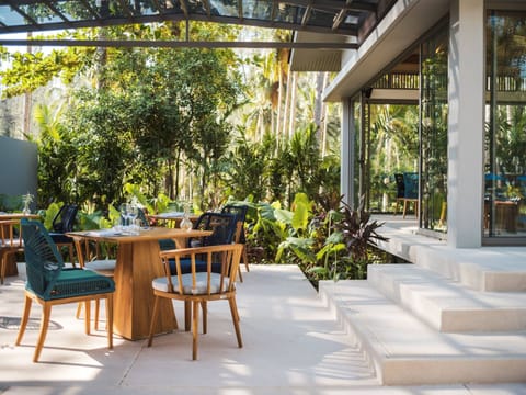 3 restaurants, breakfast, lunch, dinner served; international cuisine