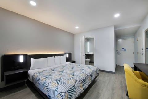 Standard Room, 1 King Bed, Non Smoking, Refrigerator & Microwave | Free WiFi