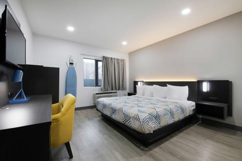 Standard Room, 1 King Bed, Non Smoking, Refrigerator & Microwave | Free WiFi, bed sheets