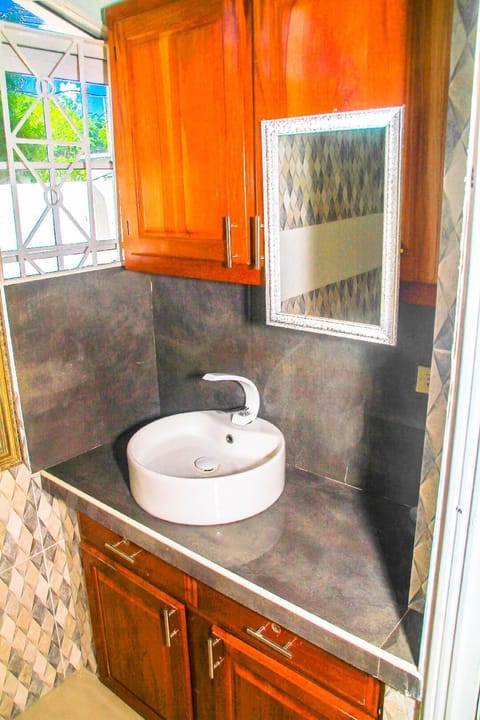 Comfort Duplex, 1 Bedroom, Accessible, Courtyard View | Bathroom | Shower, hair dryer, towels