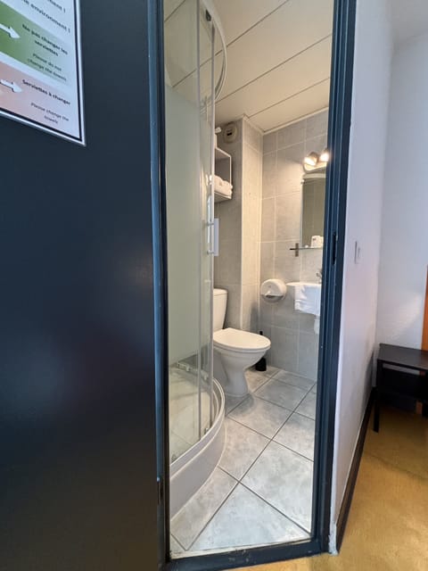 Double Room | Bathroom | Shower, rainfall showerhead, free toiletries, towels