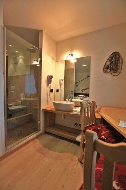 Triple Room | Bathroom | Shower, rainfall showerhead, free toiletries, hair dryer