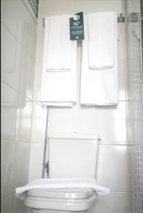 Shower, free toiletries, hair dryer, bidet