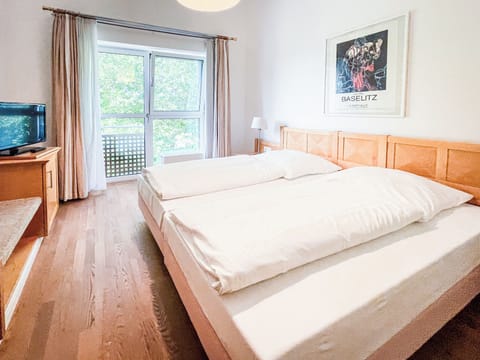 Suite, 2 Bedrooms | Hypo-allergenic bedding, minibar, in-room safe, desk