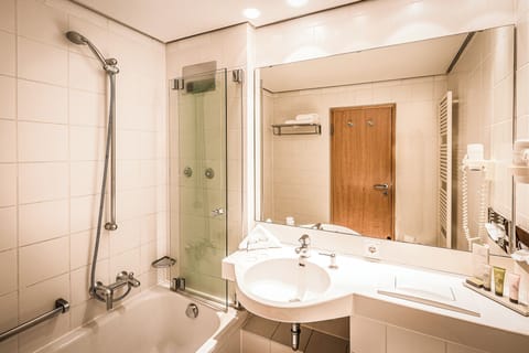 Combined shower/tub, free toiletries, towels