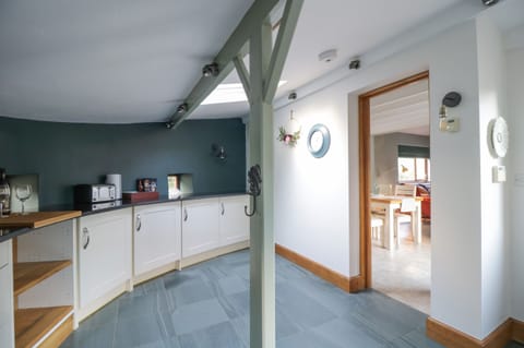 Cottage | Private kitchen | Fridge, dishwasher, electric kettle, toaster
