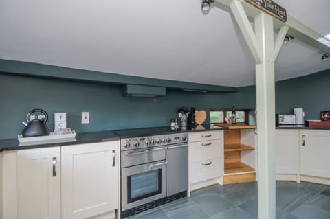 Cottage | Private kitchen | Fridge, dishwasher, electric kettle, toaster