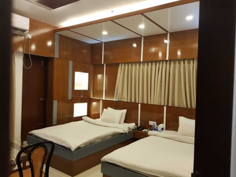 Business Twin Room, 1 Bedroom | In-room safe, desk, laptop workspace, iron/ironing board