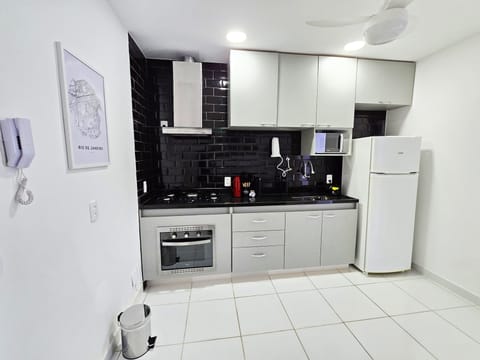 Deluxe Apartment - Room 401 | Private kitchen | Full-size fridge, oven, stovetop, toaster