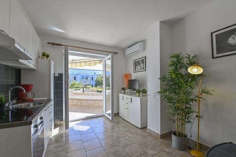 Apartment | Private kitchen | Fridge, oven, stovetop, coffee/tea maker