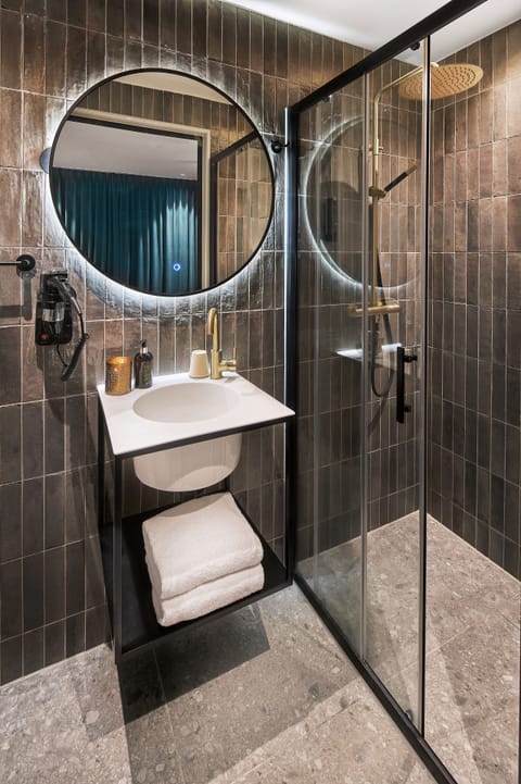 Deluxe Double or Twin Room | Bathroom | Towels
