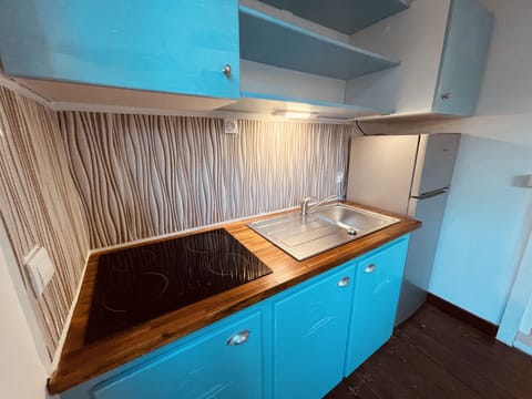 Family Suite | Private kitchen | Full-size fridge, microwave, stovetop, coffee/tea maker