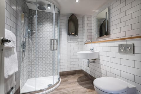 Superior Apartment | Bathroom | Free toiletries, hair dryer, towels