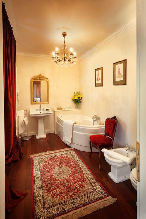 Superior Double Room | Bathroom | Designer toiletries, hair dryer, bidet, towels