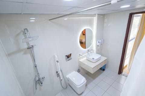 Family Studio Suite | Bathroom | Shower, free toiletries, towels