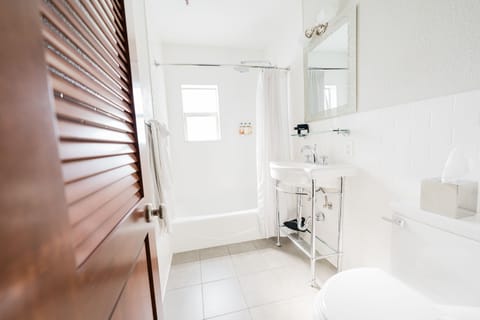 Design Single Room | Bathroom | Rainfall showerhead, hair dryer, heated floors, towels